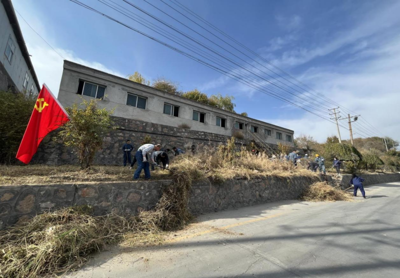 有工投黨員干部、團(tuán)員青年的耕耘那處便是公司最美麗的一角-----物產(chǎn)工投公司開展環(huán)境專項(xiàng)整治主題黨日、團(tuán)日活動(dòng)